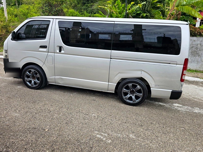 2016 Toyota Hiace photo 2